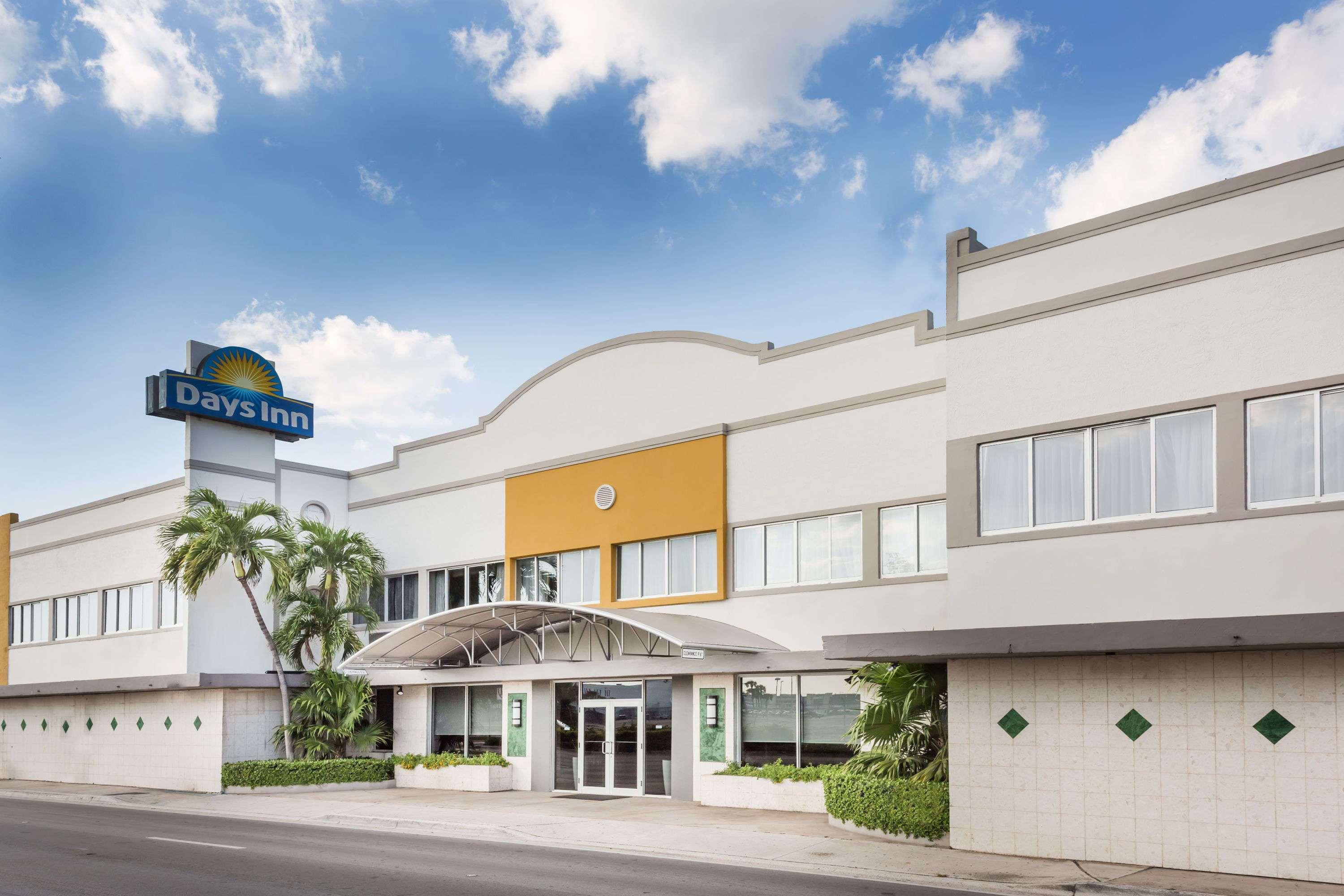 Days Inn By Wyndham Miami Airport North Exterior photo