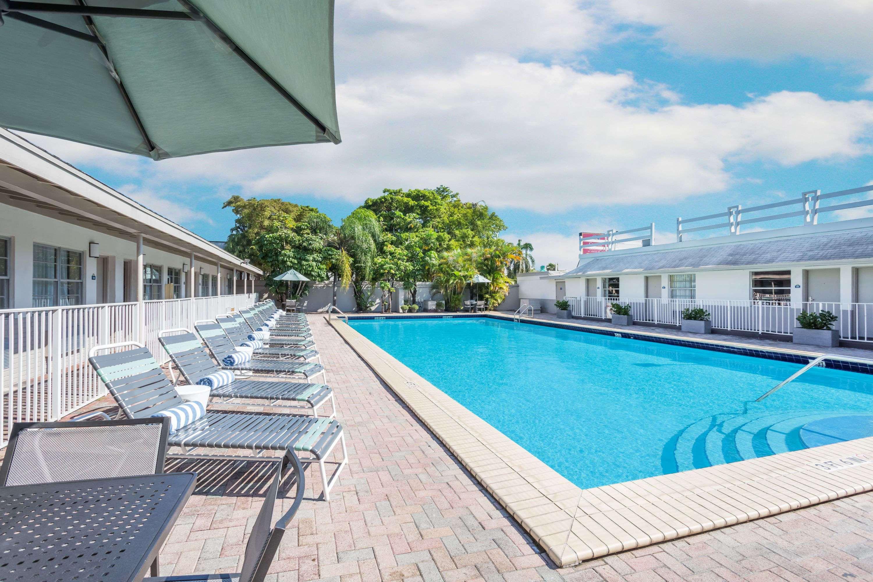 Days Inn By Wyndham Miami Airport North Exterior photo