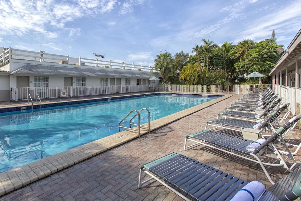 Days Inn By Wyndham Miami Airport North Exterior photo