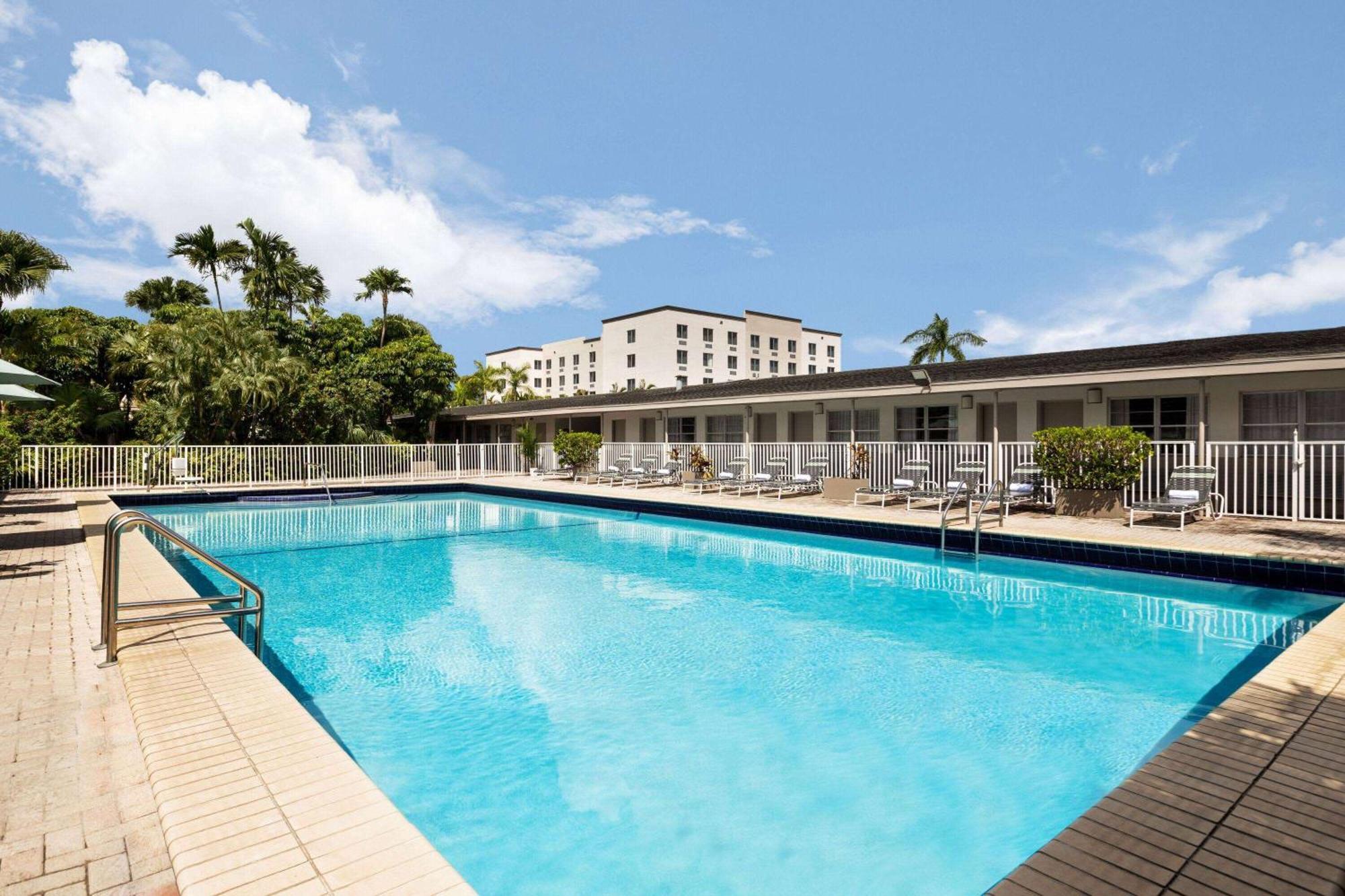 Days Inn By Wyndham Miami Airport North Exterior photo