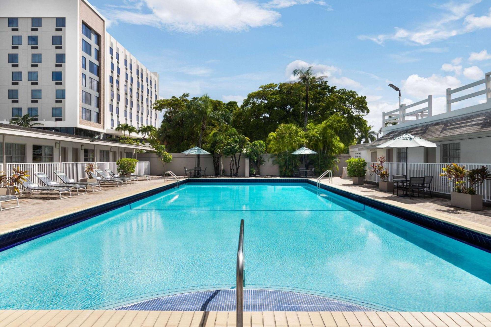 Days Inn By Wyndham Miami Airport North Exterior photo